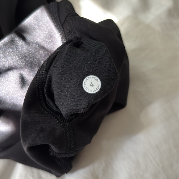 Lululemon Wunder Under black Scalloped Hem High-Rise Crop; size 4; barely worn - Picture 5 of 5